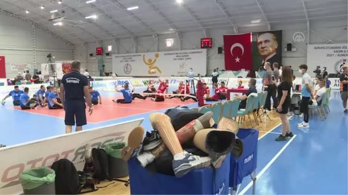 Esed rejiminin saldırısında bacağını kaybeden milli voleybolcu azmiyle takdir topluyor