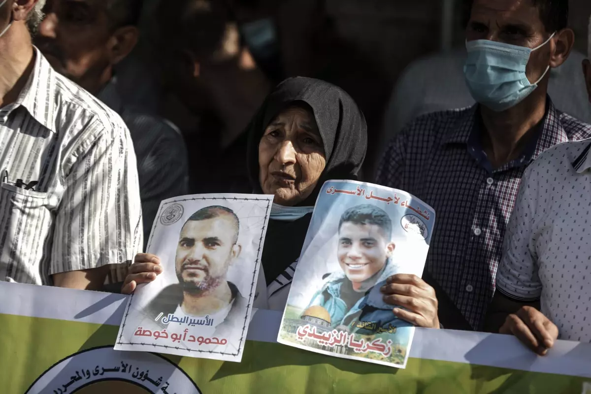 Gazzelilerden İsrail hapishanesinde açlık grevi yapan Filistinli tutuklulara destek gösterisi