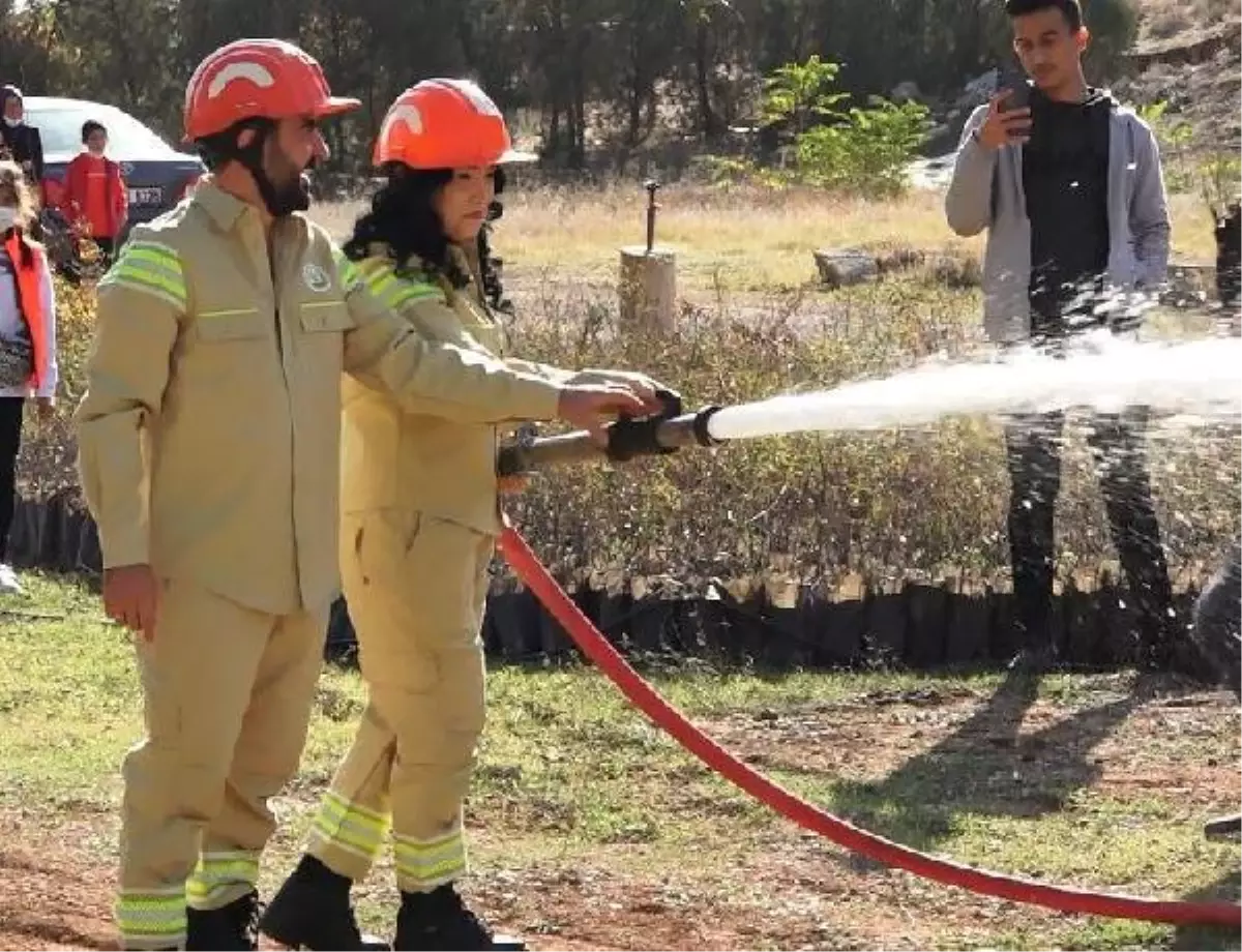 Gelinlik ve damatlık yerine yangın söndürme tulumu giydiler