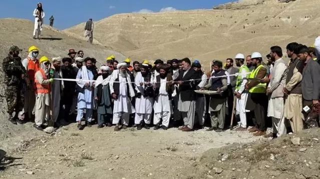 Ekonomik krizin yaşandığı Afganistan'da Taliban işçi maaşlarını buğdayla ödeyecek