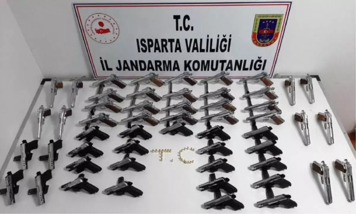 Isparta\'da otomobilde 53 ruhsatsız tabanca ele geçirildi