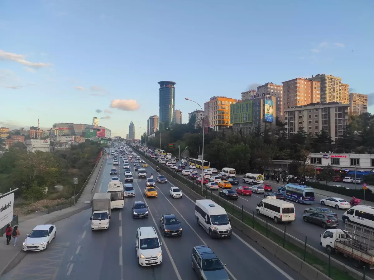 Akşam saatlerinde trafikte yoğunluk yaşanıyor