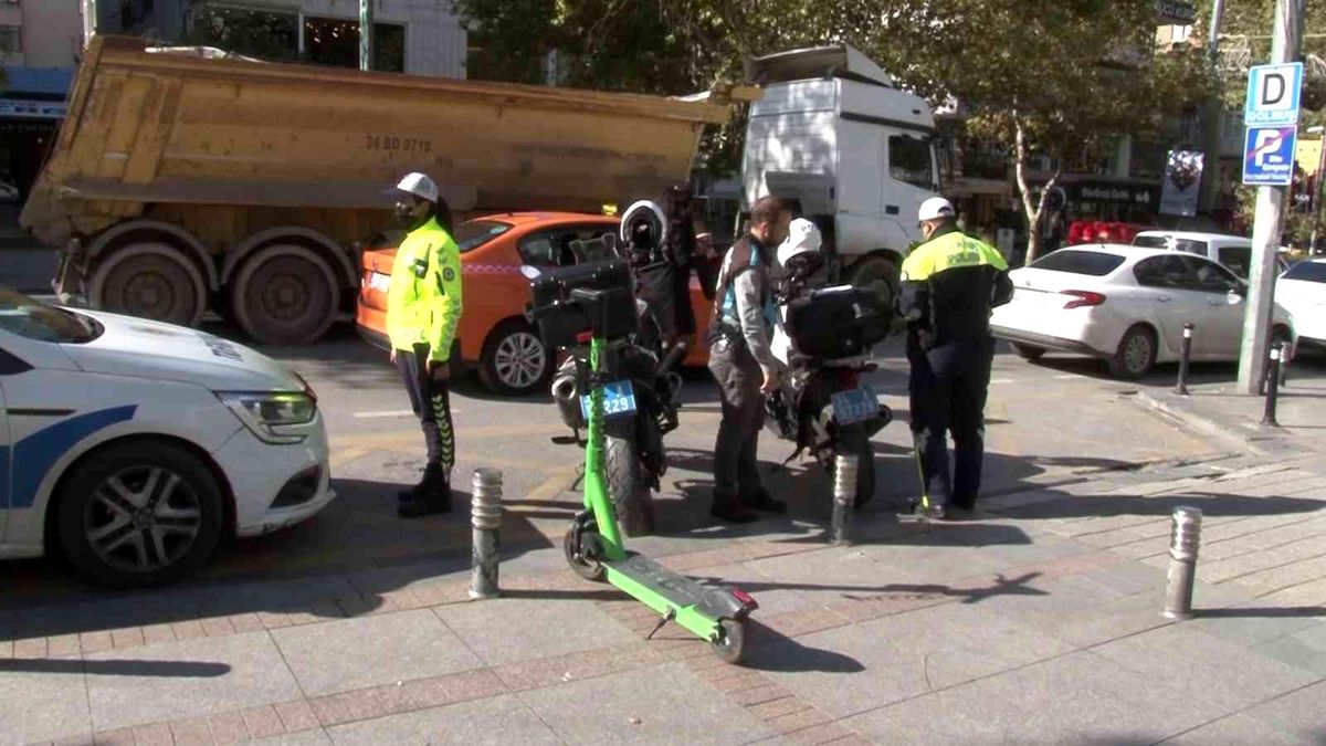 Kadıköy\'de elektrikli scooter denetimi gerçekleştirildi
