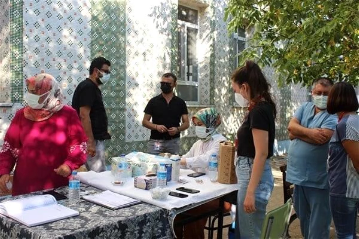 Osmaneli Kaymakamı Ünal ilçedeki vatandaşlara Kovid-19 aşısının önemini anlatıyor