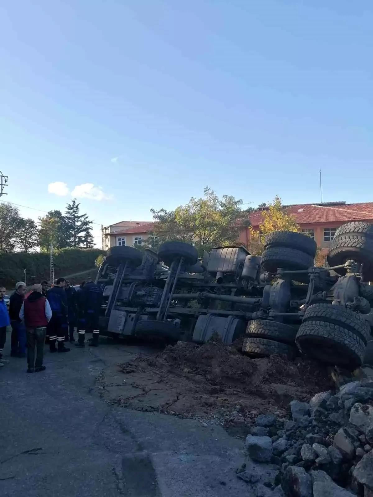 Kontrolden çıkan hafriyat kamyonu devrildi