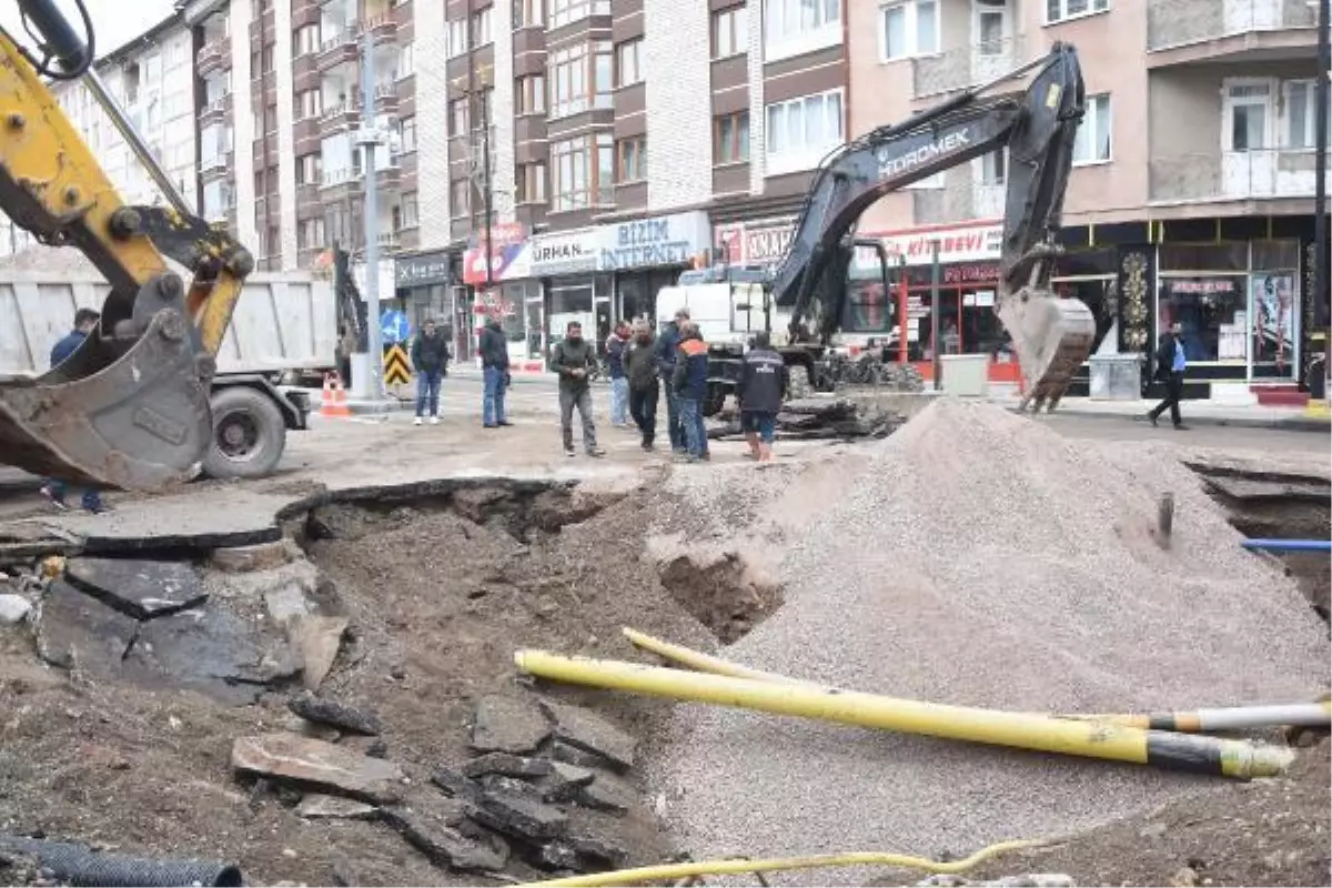 SİVAS\'TA ŞEBEKE SUYU HATTININ PATLADIĞI CADDEDE ARIZA GİDERİLDİ, TEMİZLİK YAPILDI