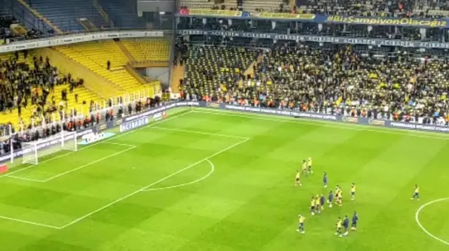 Fenerbahçeli futbolcular, ıslıklara alkışla karşılık verdi, Ali Koç Gereksiz hareket dedi Fenerbahçeli futbolcular, ıslıklara alkışla karşılık verdi, Ali Koç Gereksiz hareket dedi