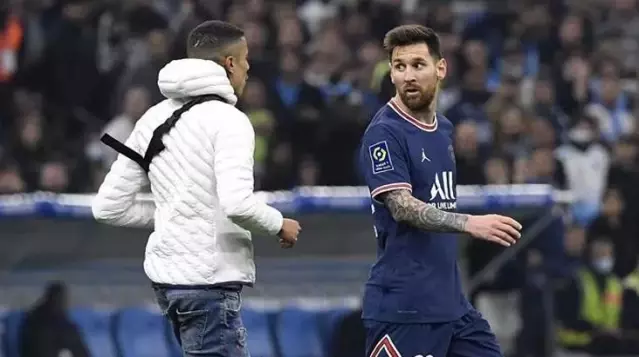 Messi de şaştı kaldı! Sahaya giren taraftar gol yolunu kapattı