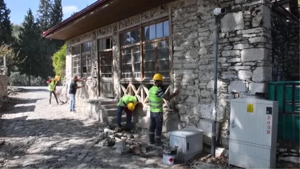 Stratonikeia Antik Kenti\'nin asırlık kahvehanesi restore ediliyor