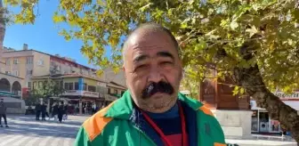 Temizlik görevlisi, bulduğu altın ve para dolu çantayı sahibine ulaştırdı