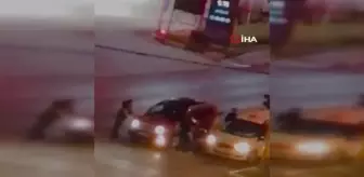 Trafikte ticari taksiden indirdikleri adamı tekme tokat dövdüler