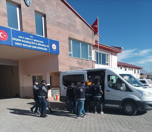 Van'da göçmen kaçakçılığı yaptıkları iddia edilen 4 kişi tutuklandı