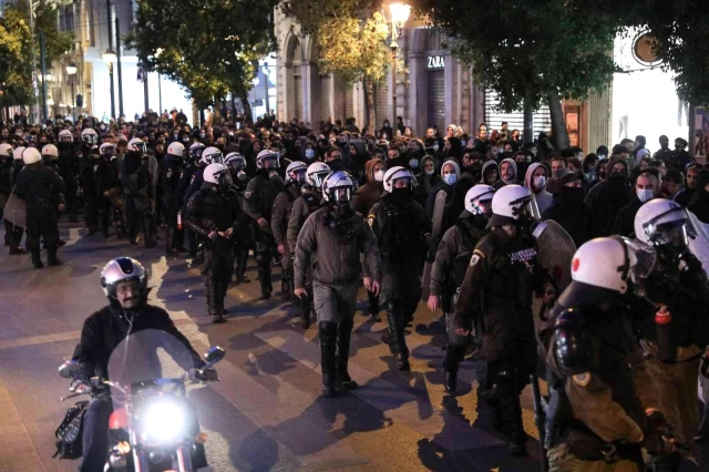 Yunanistan'da polis hırsızlık yapan bir genci öldürdü! Halk sokaklara döküldü