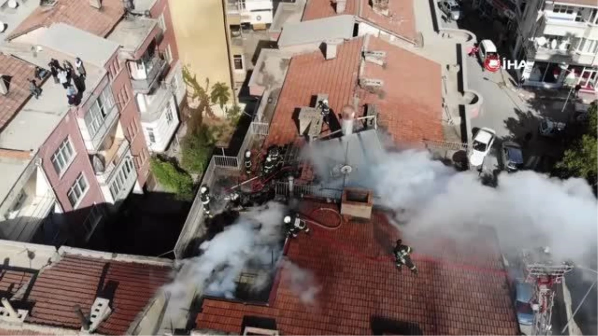 4 katlı binanın çatısı yanarak küle döndü