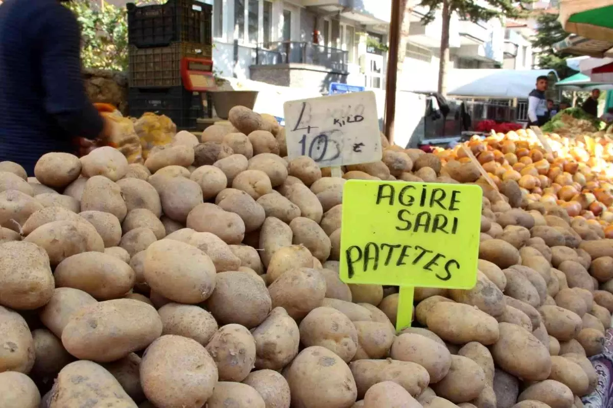 Afyonkarahisar\'da pazarın dikkat çekeni hamsi ve patates oldu