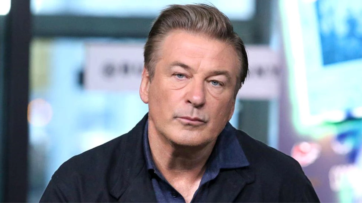 Alec Baldwin\'in film setindeki kaza sırasında silahını kameraya doğrulttuğu ortaya çıktı