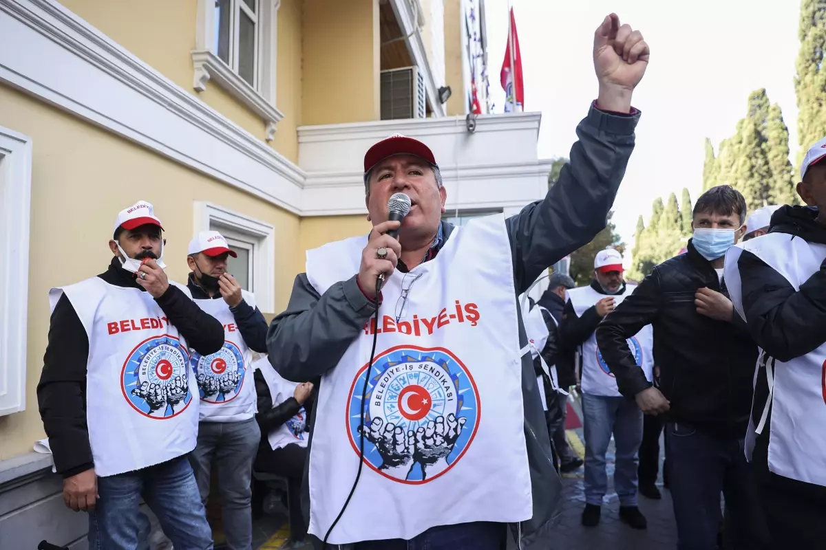 Bakırköy Belediyesinde çalışan sendika üyelerinden toplu sözleşme protestosu