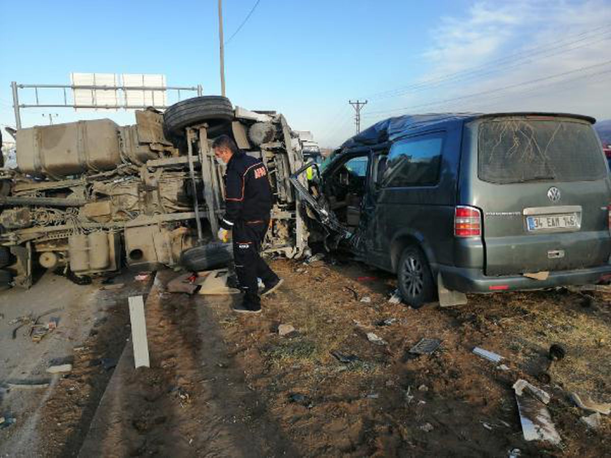 Son dakika haberi! Bitlis\'te,TIR kırmızı ışıkta bekleyen kamyonete çarptı: 2 ölü, 3 yaralı