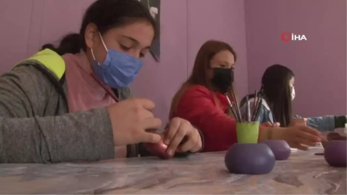 Bu merkezde kadınlar para kazanabilecekleri beceriler kazanıyor