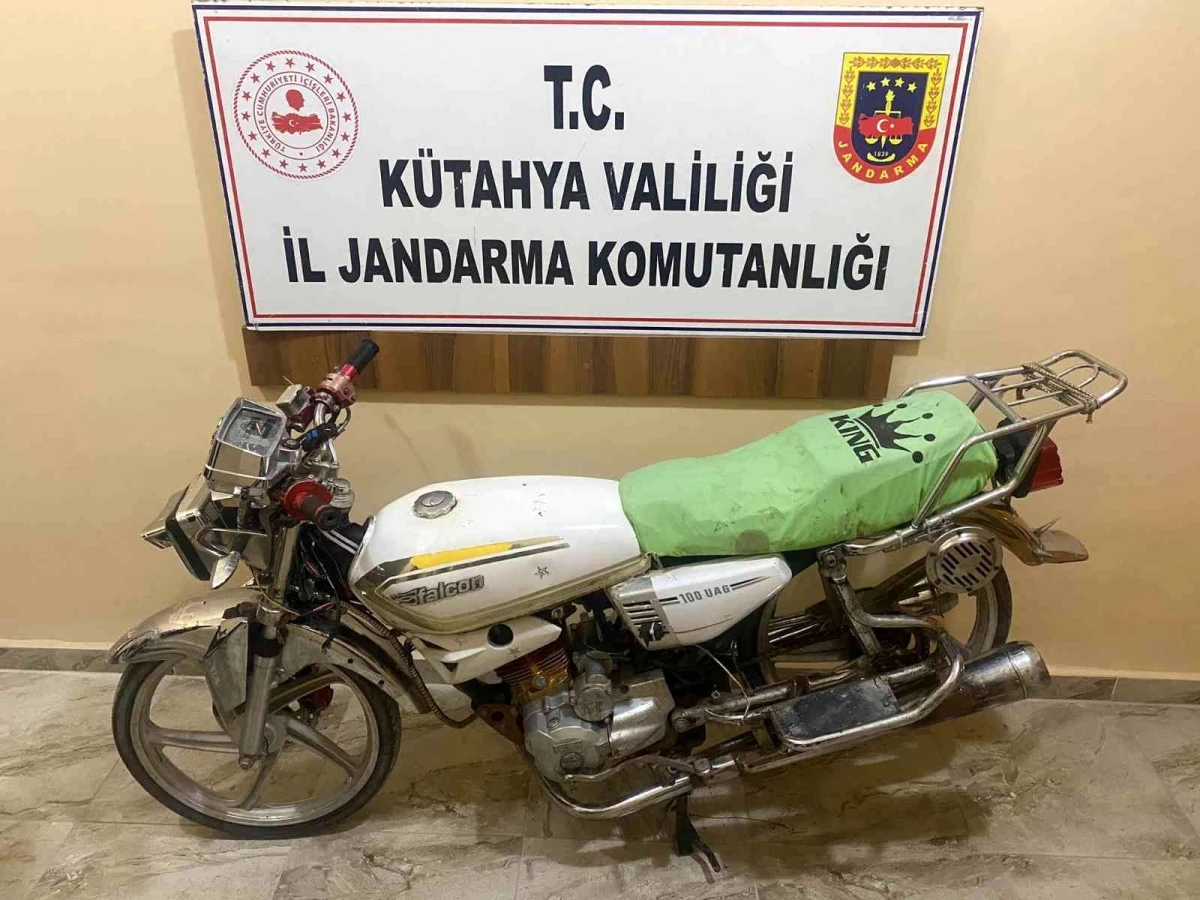 Çaldığı motosikleti jandarmaya satmaya kalktı