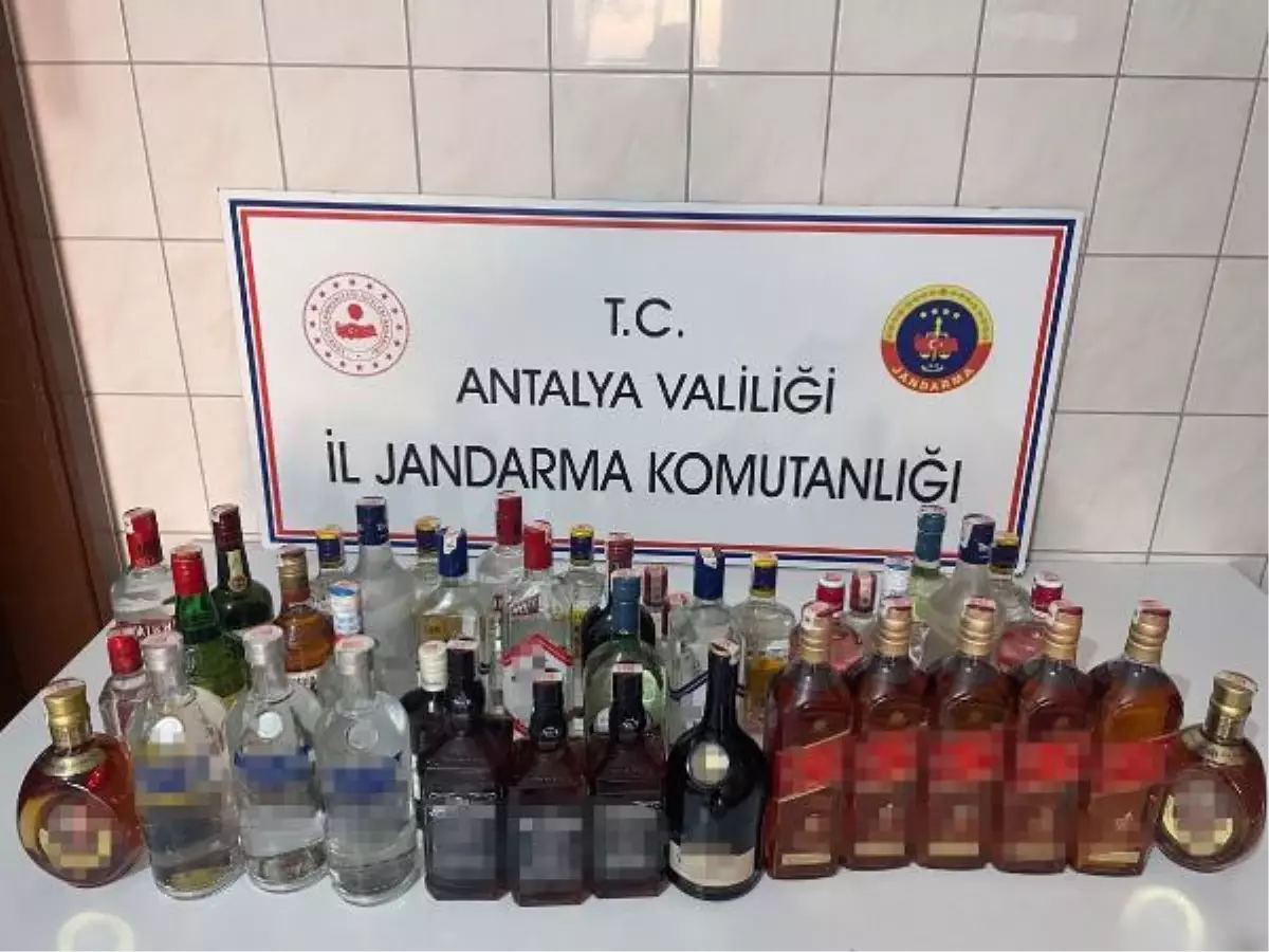 Çalıştıkları otelden çaldıkları 40 şişe içki ile yakalandılar