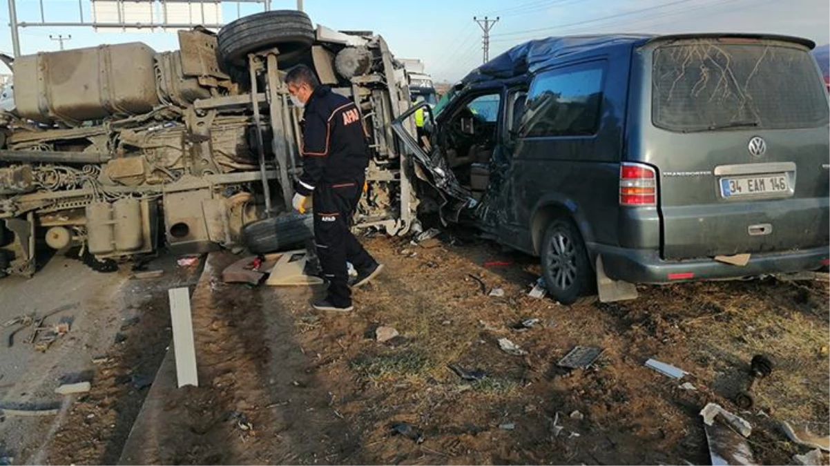 Beton mikseri ile minibüsün çarpışması sonucu 2 kişi hayatını kaybetti