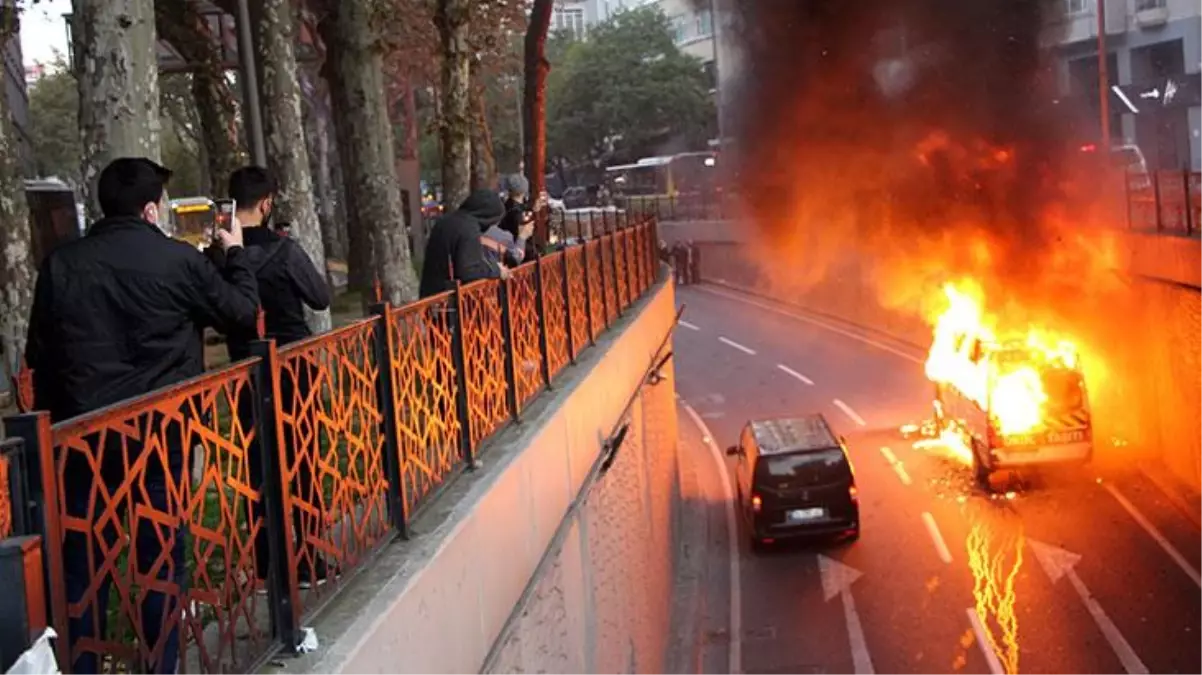 İstanbul\'un göbeğinde yangın paniği! Öğrencileri taşıyan servis aracı alev aldı