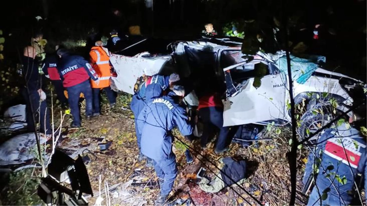 Korkunç kazada kontrolden çıkan kamyonet uçurumdan yuvarlandı: 3 ölü, 1 yaralı