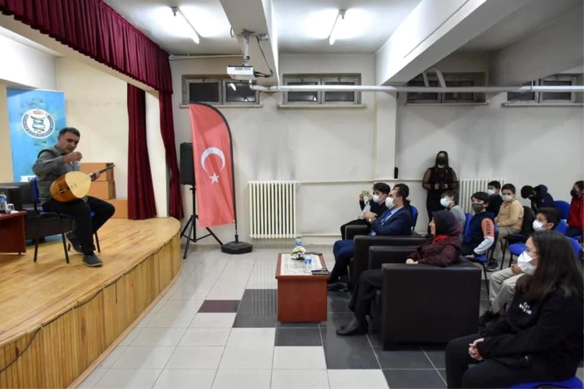 Halk müziği sanatçısı Erzincanlı, öğrencilerle bir araya geldi