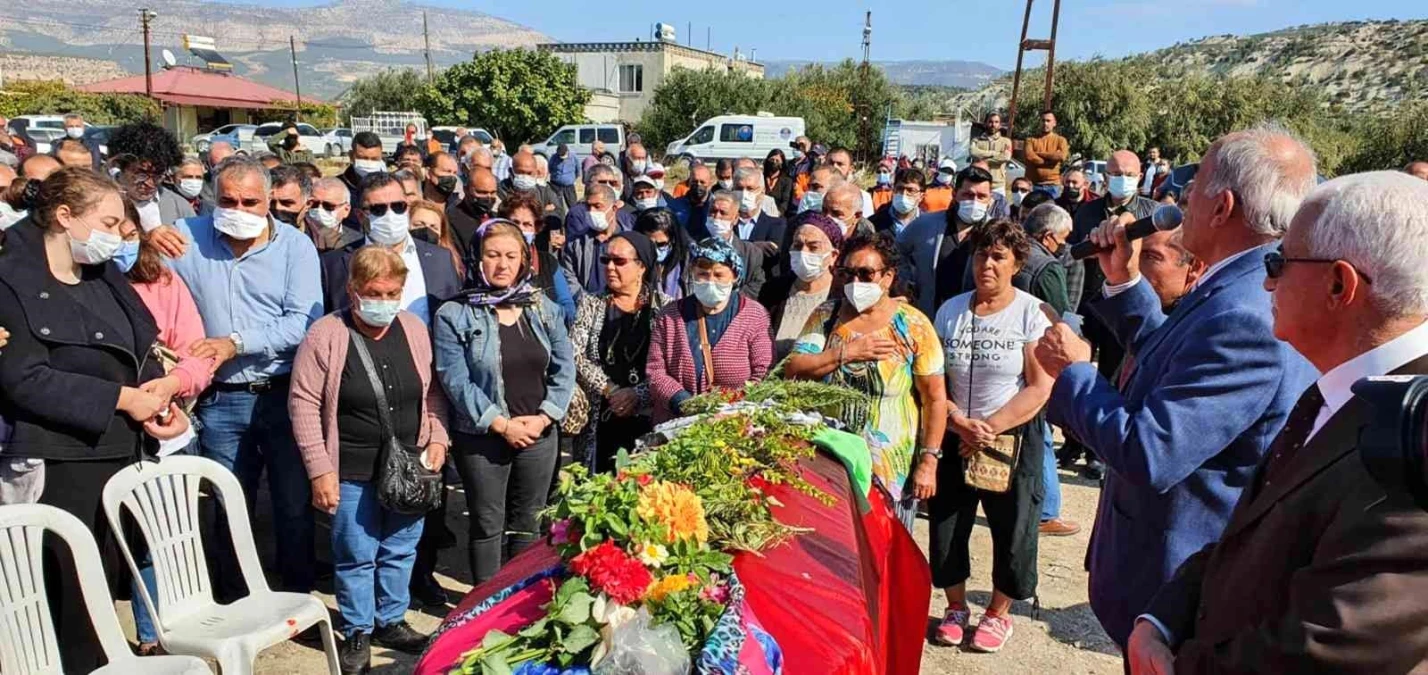 Sanatçı Musa Eroğlu\'nun eşinin cenazesi defnedildi