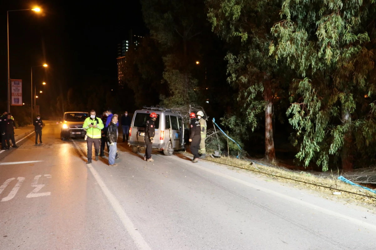 Son dakika 3. sayfa: İzmir\'de kontrolden çıkan otomobil ağaca çarptı: 1 ölü, 2 yaralı