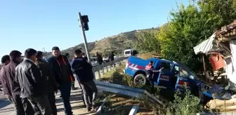 Jandarma aracıyla otomobil çarpıştı: 1'i ağır 4 yaralı