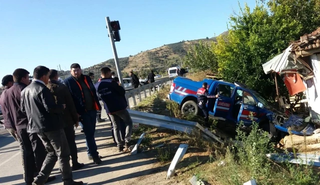 Son dakika haber | Jandarma aracıyla otomobil çarpıştı: 1'i ağır 4 yaralı