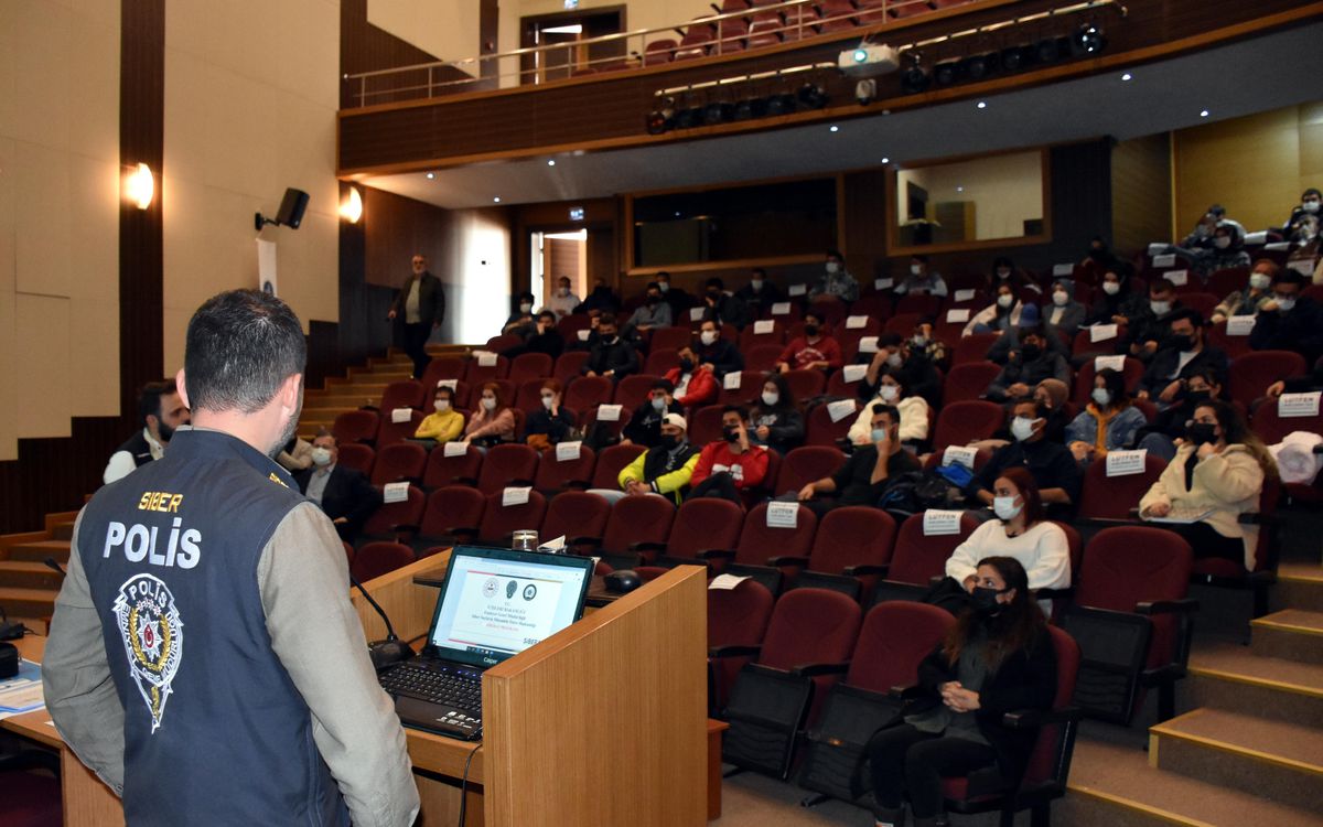 Kırıkkale\'de üniversite öğrencilerine siber suçlar semineri verildi