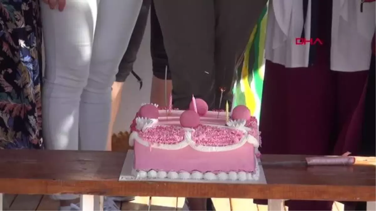 MANAVGATLI KADINLAR SAHİLDE PEMBE BALON DAĞITTI