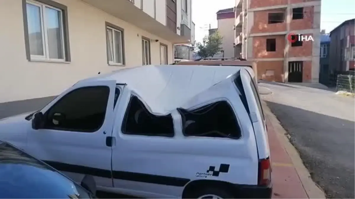 Metrelerce yüksekten hafif ticari aracın üzerine düşen genç kız yaralandı