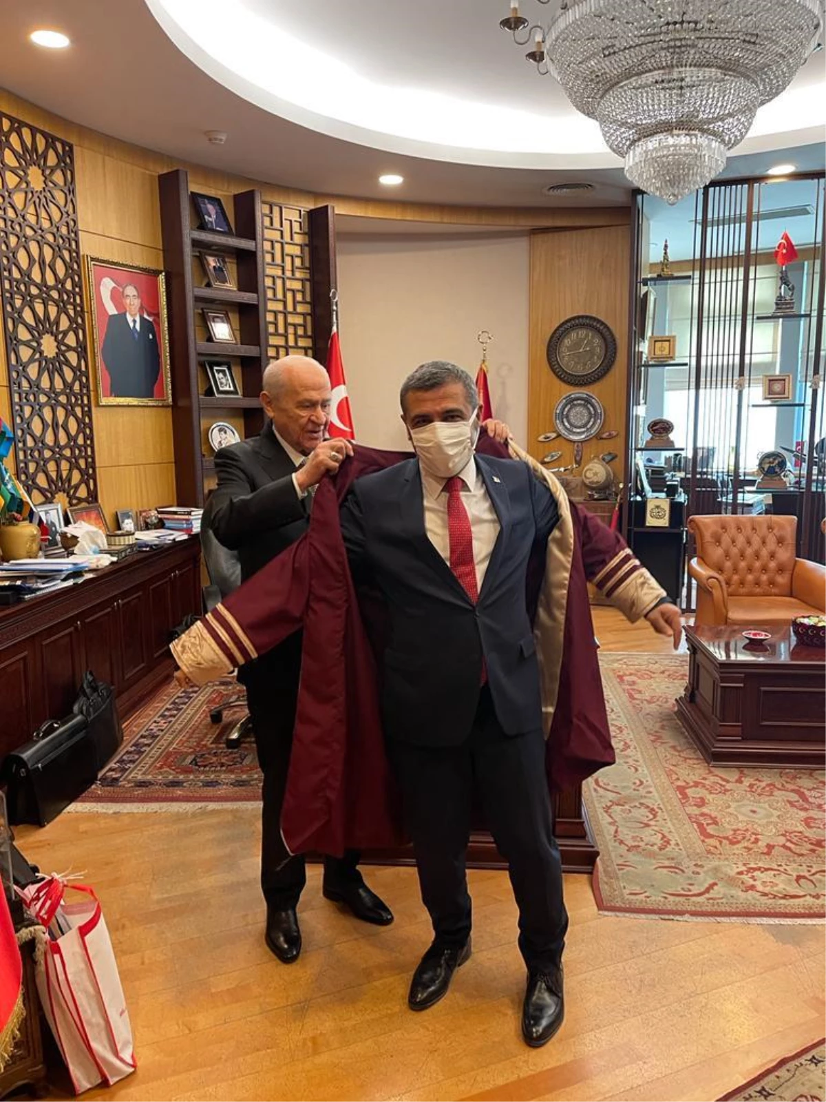 MHP Gaziantep Milletvekili Taşdoğan doçentlik cübbesi giydi