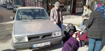 Otomobilin çarptığı yaşlı kadın yaralandı