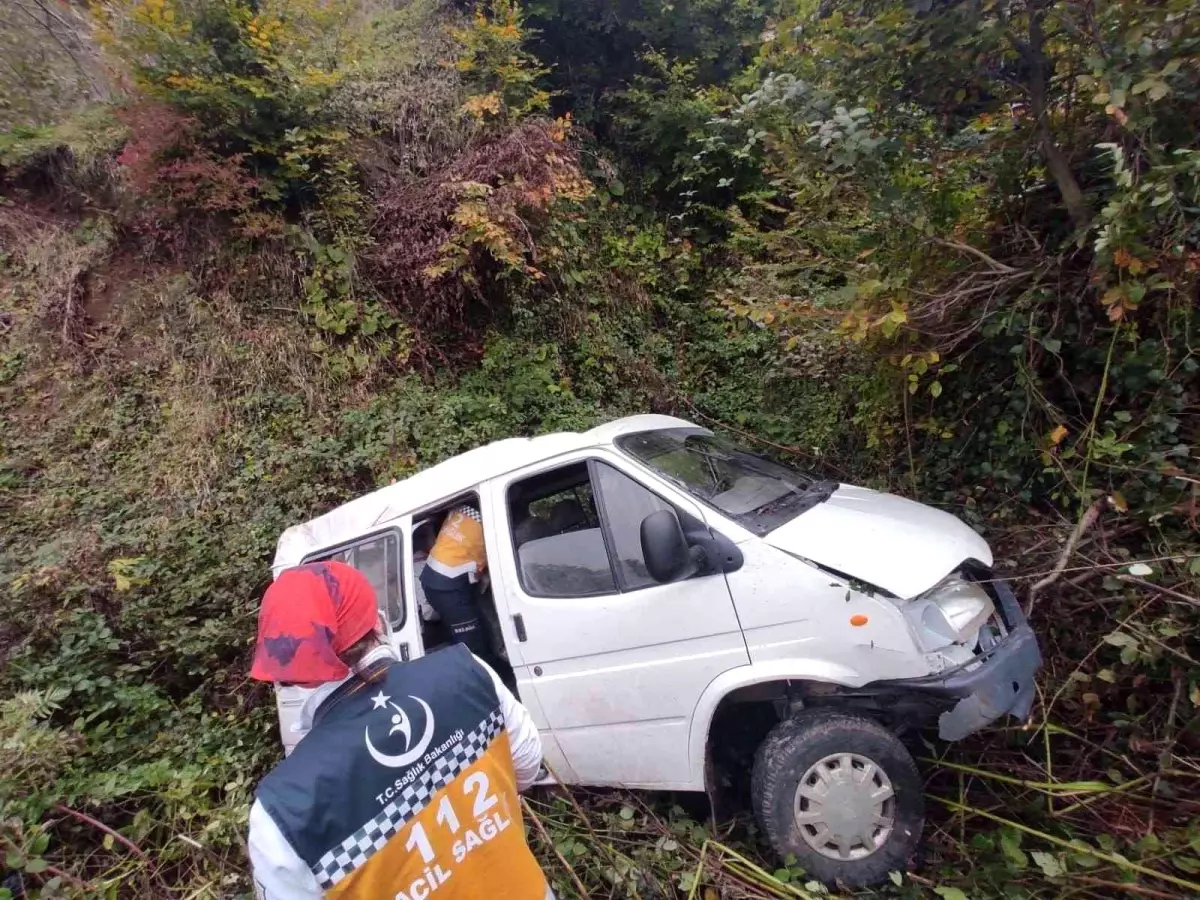 Son dakika... Samsun\'da minibüs şarampole yuvarlandı: 1 ölü, 1 yaralı