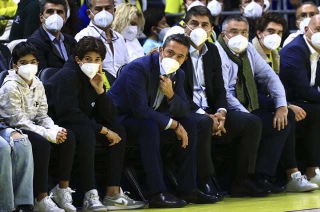 Ali Koç, Fenerbahçe Beko-Barcelona maçının ardından takımı protesto eden taraftarla tartıştı