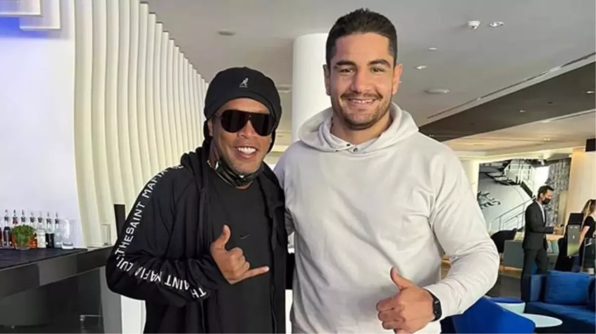 Milli güreşçimiz Taha Akgül, futbolun dev ismi Ronaldinho ile bir araya geldi