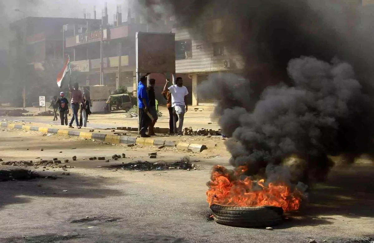 Sudan\'da sivil itaatsizlik çağrıları üzerine darbe girişimi sonrası protestolar ikinci gününde devam ediyor