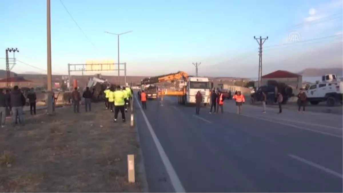 Son dakika haberleri | Tır ile kamyonetin çarpışması sonucu 1 kişi öldü, 5 kişi yaralandı
