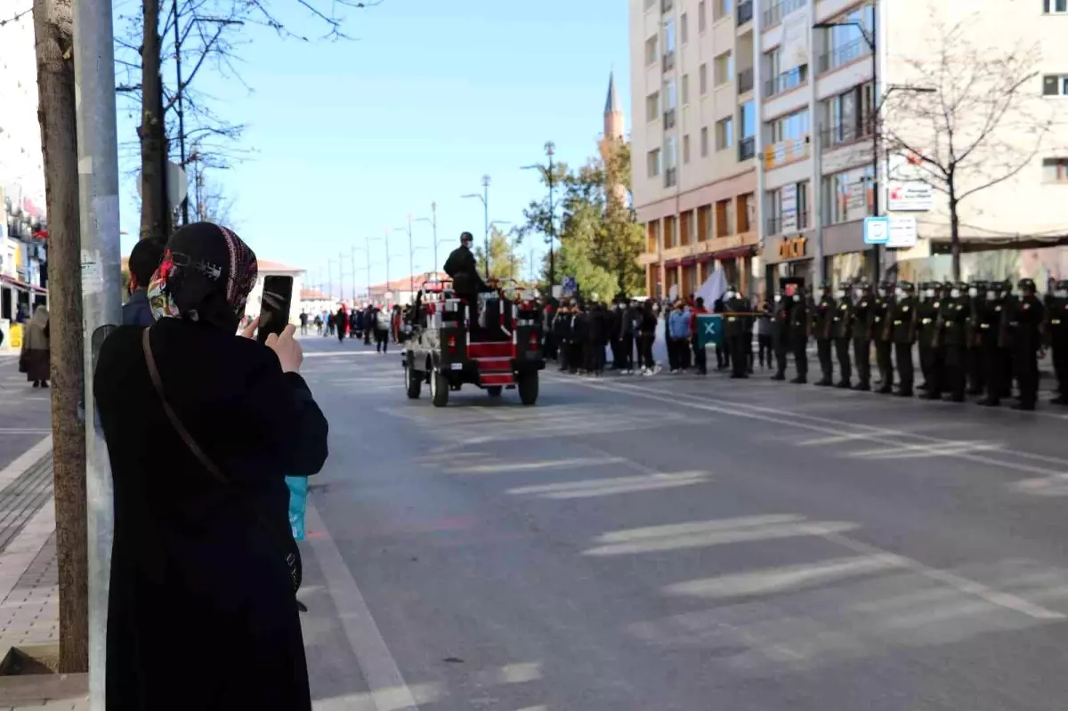 Tören provası gerçeğini aratmadı, vatandaş yoğun ilgi gösterdi