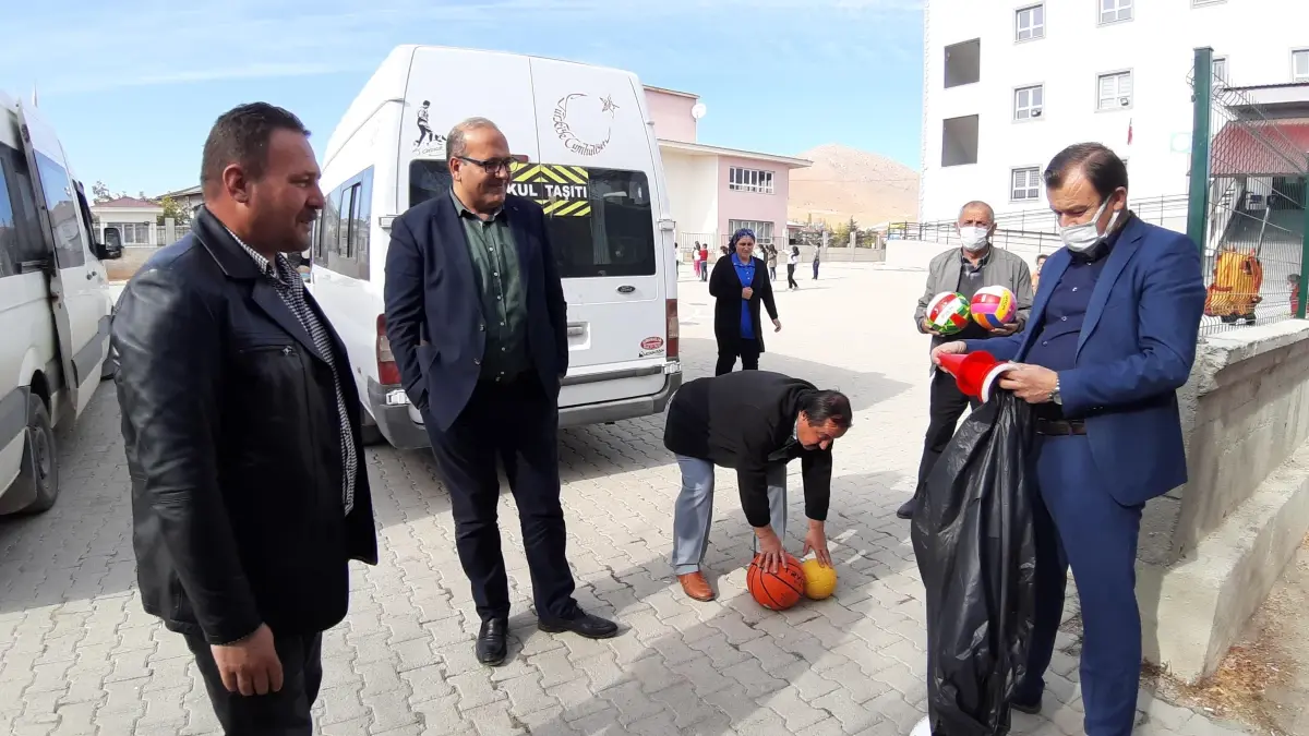 Tufanbeyli\'de okullara spor malzemesi desteği