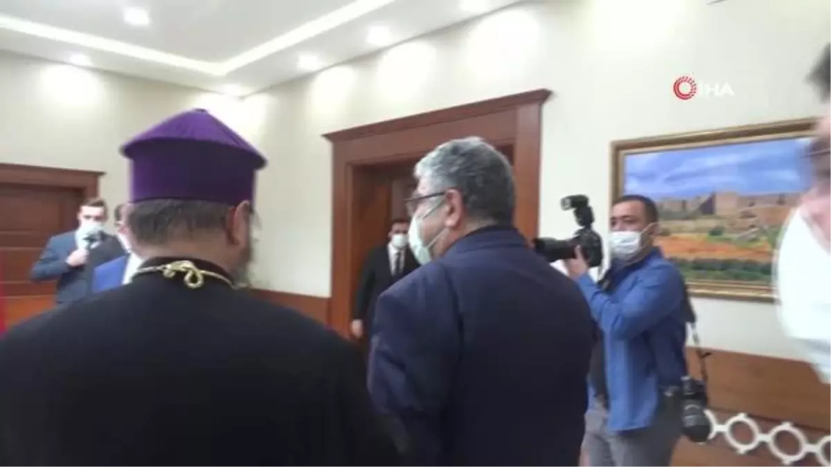 Vali Karaloğu Türkiye Ermenileri 85. Patriği Maşalyan\'nı makamında kabul etti