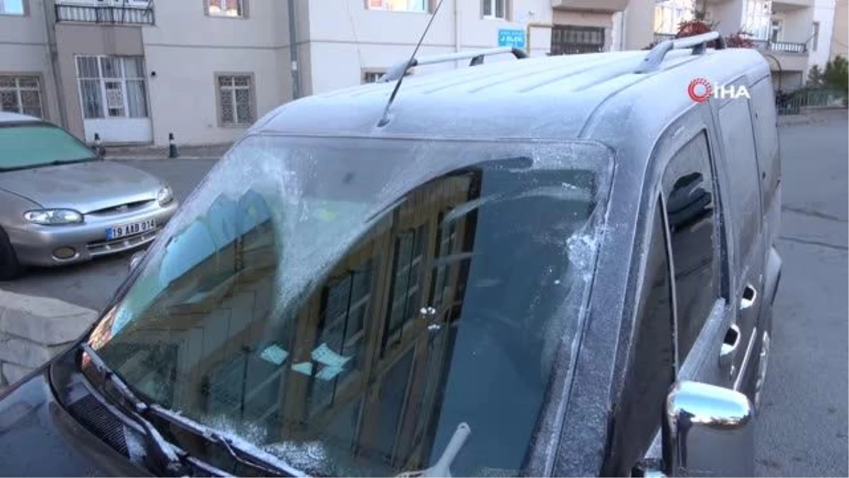 Soğuk hava etkisini gösterdi, araç camları buz tuttu
