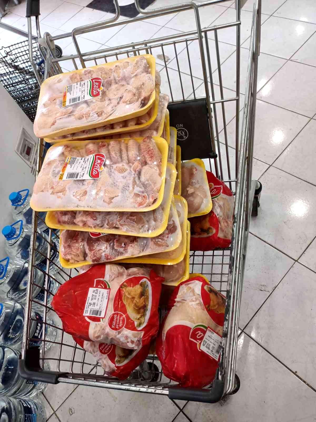 Zabıtanın gözünden kaçmıyor, tarihi geçmiş çok sayıda tavuk ürününe el konuldu