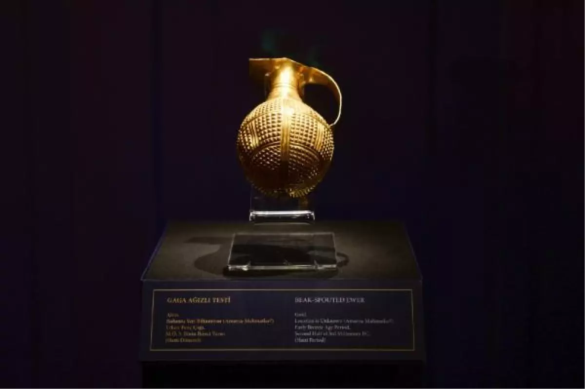 4,250-yeard-old golden beak-spouted ewer smuggled from Anatolia returns to Turkey