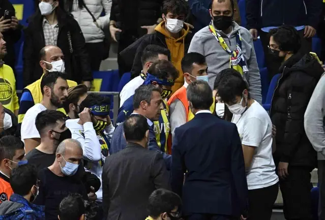 Ali Koç ve taraftarlar arasında gerginlik